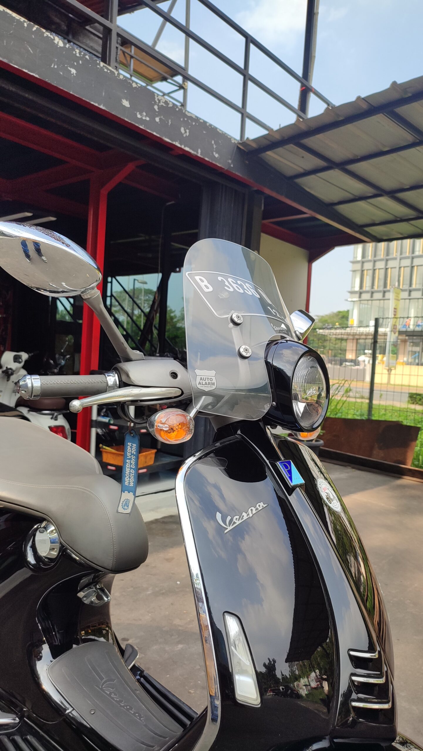 Vespa 946 Ricordo Italiano (2013) - Black - Image 3